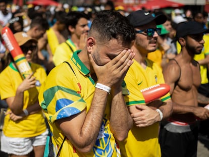 Hinchas de la selección brasileña de fútbol reunidos para ver el partido en una pantalla gigante en São Paulo, tras la derrota de este viernes.