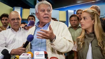 Felipe González speaks to the press alongside Lilian Tintori.