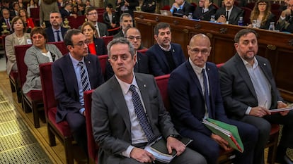 Los líderes independentistas acusados por el proceso soberanista catalán que derivó en la celebración del 1-O y la declaración unilateral de independencia de Cataluña, en el banquillo del Tribunal Supremo al inicio del juicio del 'procés'.