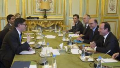 El presidente francés, François Hollande (d), se reúne con el secretario del Tesoro de EEUU, Jack Lew (i), en el palacio del Elíseo en París, Francia, hoy, martes 7 de enero de 2014.