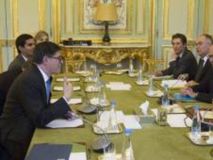 El presidente francés, François Hollande (d), se reúne con el secretario del Tesoro de EEUU, Jack Lew (i), en el palacio del Elíseo en París, Francia, hoy, martes 7 de enero de 2014.