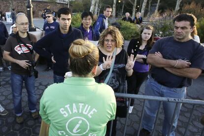 Unos turistas piden información sobre el cierre del monumento de la Estatua de la Libertad en Nueva York, 1 de octubre de 2013.