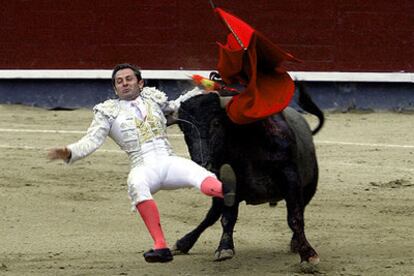 Luis Miguel Encabo sufrió una voltereta sin consecuencias al comenzar la faena a su primer toro.
