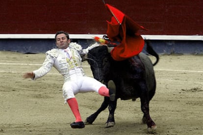 Luis Miguel Encabo sufrió una voltereta sin consecuencias al comenzar la faena a su primer toro.