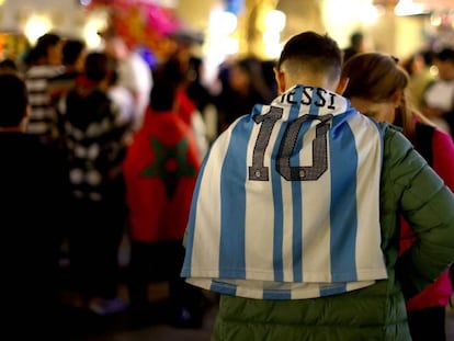 Un aficionado con la camiseta de Messi en Doha, Qatar.