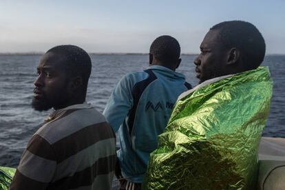 Un grupo de 300 personas han sido rescatadas durante su travesía de Libia a Italia el 20 de mayo.