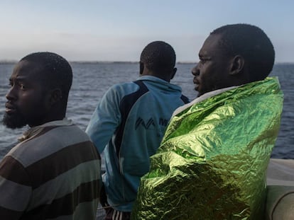 Un grupo de 300 personas han sido rescatadas durante su traves&iacute;a de Libia a Italia el 20 de mayo.