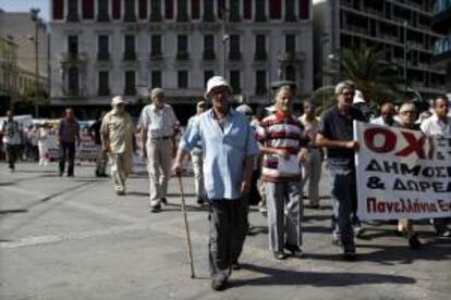 Pensionistas se manifiestan ayer contra el paquete de medidas austeridad marcado por el Gobierno, en el que se incluye un recorte de sus pensiones, en Atenas, Grecia.