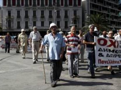 Pensionistas se manifiestan ayer contra el paquete de medidas austeridad marcado por el Gobierno, en el que se incluye un recorte de sus pensiones, en Atenas, Grecia.