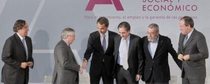 De izquierda a derecha: Juan Rosell, Ignacio Fernández Toxo, José Luis Rodríguez Zapatero, Valeriano Gómez, Cándido Méndez y Jesús Terciado, tras la firma del acuerdo.