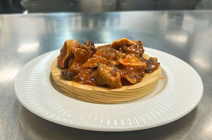 La oreja con salsa brava que Miguel Vidal prepara al estilo tradicional