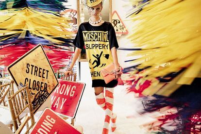 Imagen de la campaña p-v 2016 de Moschino, fotografiada por Steven Meisel y con diseño de set de Mary Howard.