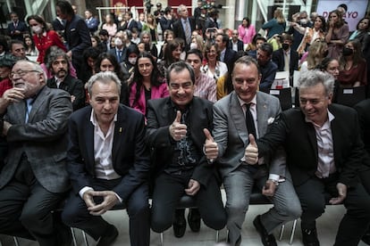 El filósofo Fernando Savater (izquierda), junto al cantante David Summers (segundo por la izquierda) y el resto de los componentes de Hombres G.