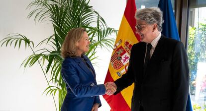 La vicepresidenta primera del Gobierno y ministra de Economía, Nadia Calviño durante su encuentro con el Comisario europeo de Mercado Interior, Thierry Breton en la sede del Ministerio de Economía. 