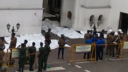 Oficiales de policía identifican los cadáveres en el santuario de San Antonio de Colombo tras los atentados, este domingo.