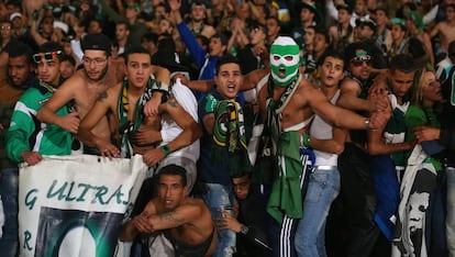 Seguidores del Raja Casablanca celebrando una victoria de su equipo.