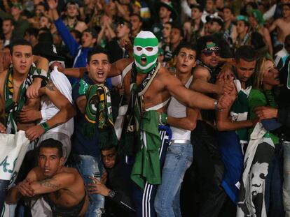 Seguidores del Raja Casablanca celebrando una victoria de su equipo.