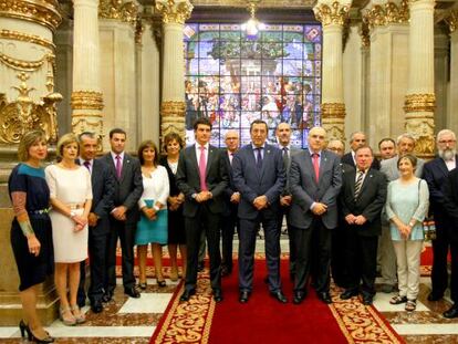 Miembros del Gobierno foral de Bizkaia y de Euskaltzaindia, en la firma del convenio de la sede de la Academia.