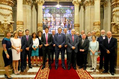 Miembros del Gobierno foral de Bizkaia y de Euskaltzaindia, en la firma del convenio de la sede de la Academia.