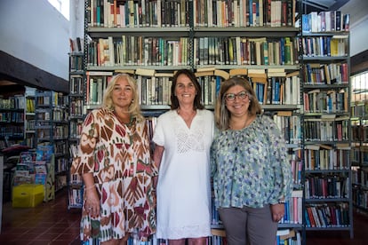 Desde la izquierda, Cristina Pérez, de la comisión directiva de la biblioteca; Stella Pérez del Castillo, hermana de un fallecido, y Jaqueline Ferrari, la bibliotecaria en Nuestros Hijos, el 26 de enero.