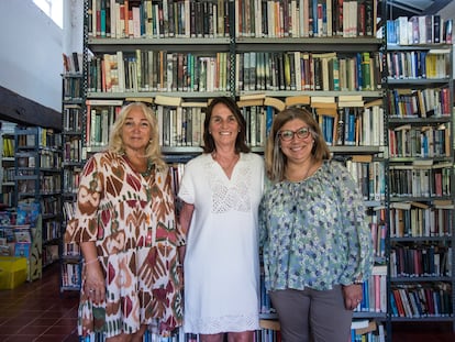 Desde la izquierda, Cristina Pérez, de la comisión directiva de la biblioteca; Stella Pérez del Castillo, hermana de un fallecido, y Jaqueline Ferrari, la bibliotecaria en Nuestros Hijos, el 26 de enero.