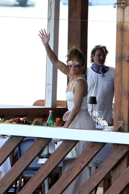 Jennifer Lopez saluda a los paparazis durante un almuerzo en sus vacaciones en Amalfi, en la costa italiana.