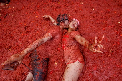 Una pareja se besa durante la fiesta de la Tomatina este miércoles.