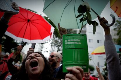 Una simpatizante de Fernando Haddad grita consignas, frente a un colegio electoral en Sao Paulo.