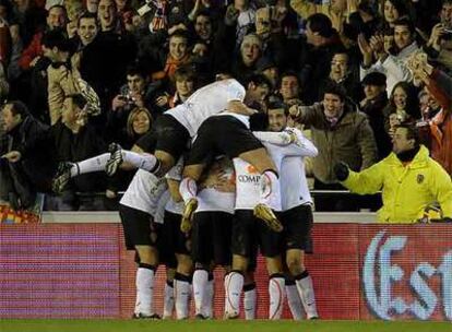 Los jugadores del Valencia celebran el gol de Mata, el último de los cinco tantos que se marcaron en el encuentro.