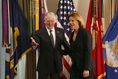 La ministra de Defensa, Mar&iacute;a Dolores de Cospedal, con su hom&oacute;logo James Mattis, el pasado 23 de marzo en el Pent&aacute;gono.