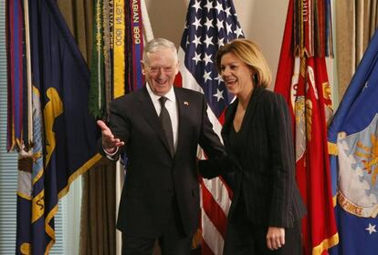 La ministra de Defensa, María Dolores de Cospedal, con su homólogo James Mattis, el pasado 23 de marzo en el Pentágono.