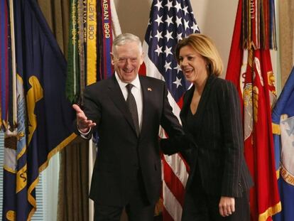 La ministra de Defensa, Mar&iacute;a Dolores de Cospedal, con su hom&oacute;logo James Mattis, el pasado 23 de marzo en el Pent&aacute;gono.