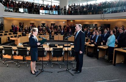 El nuevo primer ministro de Turingia, Bodo Ramelow, jura el cargo este martes en el Parlamento regional.