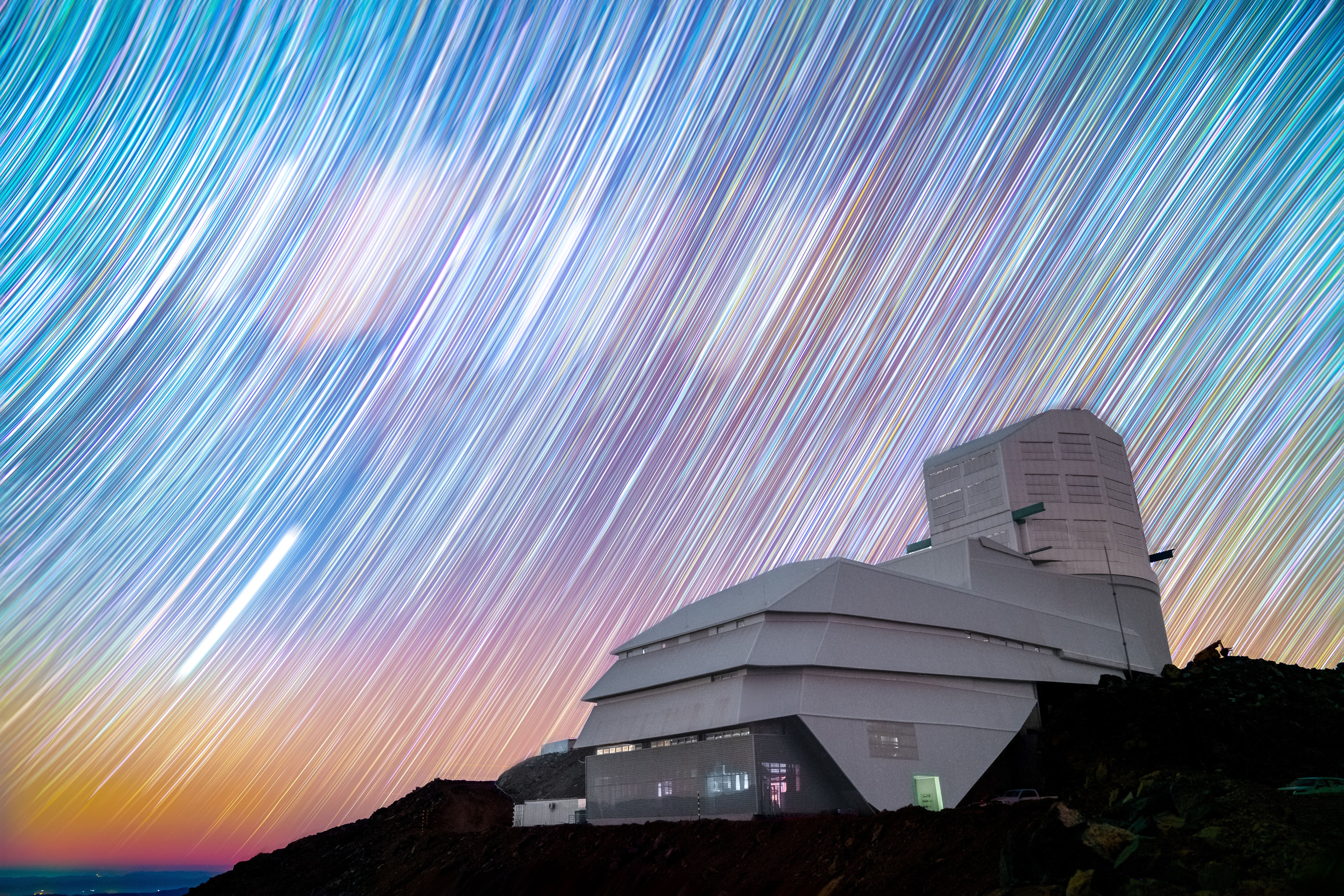 Los rastros de estrellas aparecen como pinceladas de colores que se extienden por el cielo nocturno sobre Rubin.