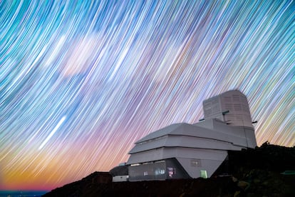 Los rastros de estrellas aparecen como pinceladas de colores que se extienden por el cielo nocturno sobre Rubin.