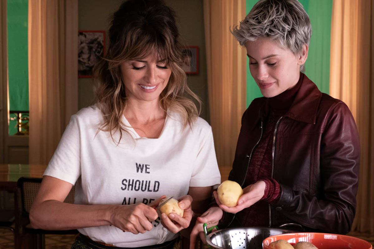 Penélope Cruz y Milena Smit en ‘Madres Paralelas’.