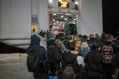 Decenas de personas esperan su turno para subir a un ferry, este martes en la isla de Santorini.