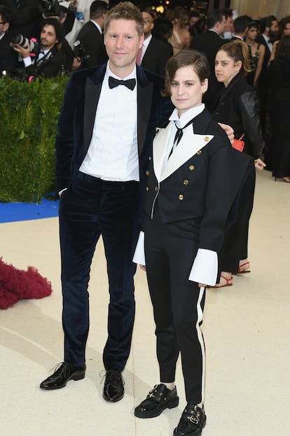 El diseñador Christopher Bailey acudió acompañado de la cantante francesa Christine and the Queens.