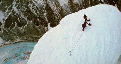 Parte del equipo de ‘Al filo de lo imposible’, en la cima del Cerro Torre.