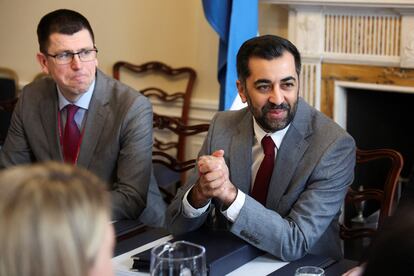 El ministro principal de Escocia y líder del Partido Nacional Escocés (SNP), Humza Yousaf (derecha), en Edimburgo, el pasado 31 de marzo.