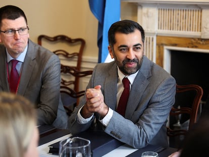 El ministro principal de Escocia y líder del Partido Nacional Escocés (SNP), Humza Yousaf (derecha), en Edimburgo, el pasado 31 de marzo.