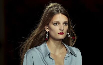 Un diseño de Topshop Unique para la primavera-verano 2016.