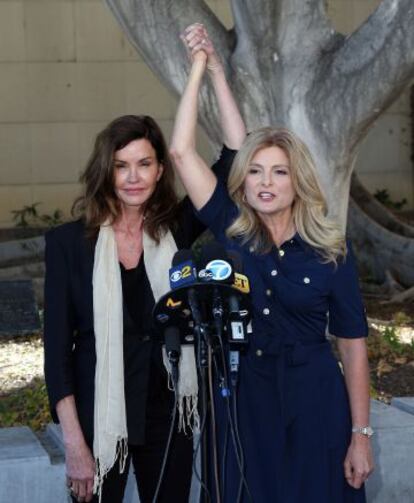 Janice Dickinson y su abogada Lisa Bloom, en la corte de Los Ángeles.