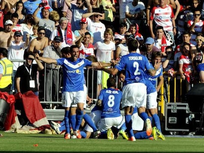 Los jugadores del Almería celebran el gol de Verza al Granada