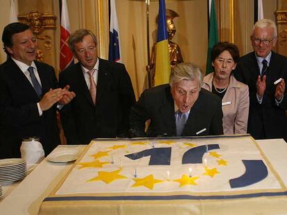 Jean-Claude Trichet sopla las velas de una tarta que simbolizan los 10 años del BCE. Detrás, de izquierda a derecha, Barroso, Juncker (primer ministro luxemburgués), Aline Trichet y Pöttering.