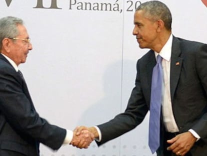 El presidente de Cuba, Raúl Castro, estrecha la mano de su homólogo de EE UU, Barack Obama.