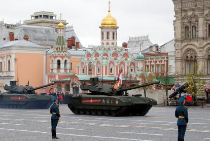 Tanques rusos de la Plataforma de combate Universal Armata, marchan durante la celebración.