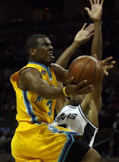 Chris Paul entra a canasta durante un partido contra San Antonio.