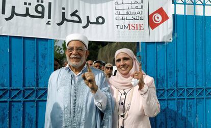 Abdelfat Muru, candidato presidencial del partido islamista Ennahda, junto a su mujer, tras votar este domingo.