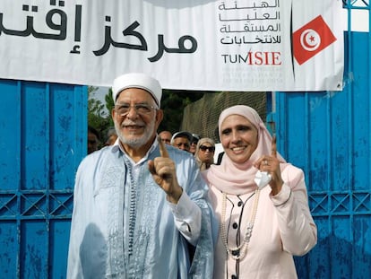 Abdelfatá Muru, candidato presidencial del partido islamista Ennahda, junto a su mujer, tras votar este domingo.